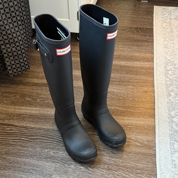 Hunter Classic Matte Black Waterproof Boots - Picture 1 of 6